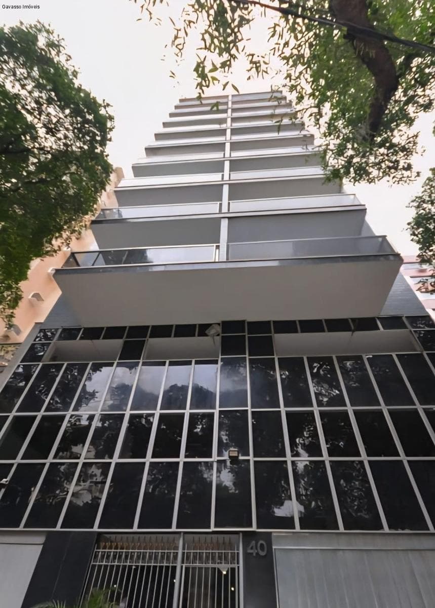 Fachada do edifício com andares com varandas e vidros espelhados na base