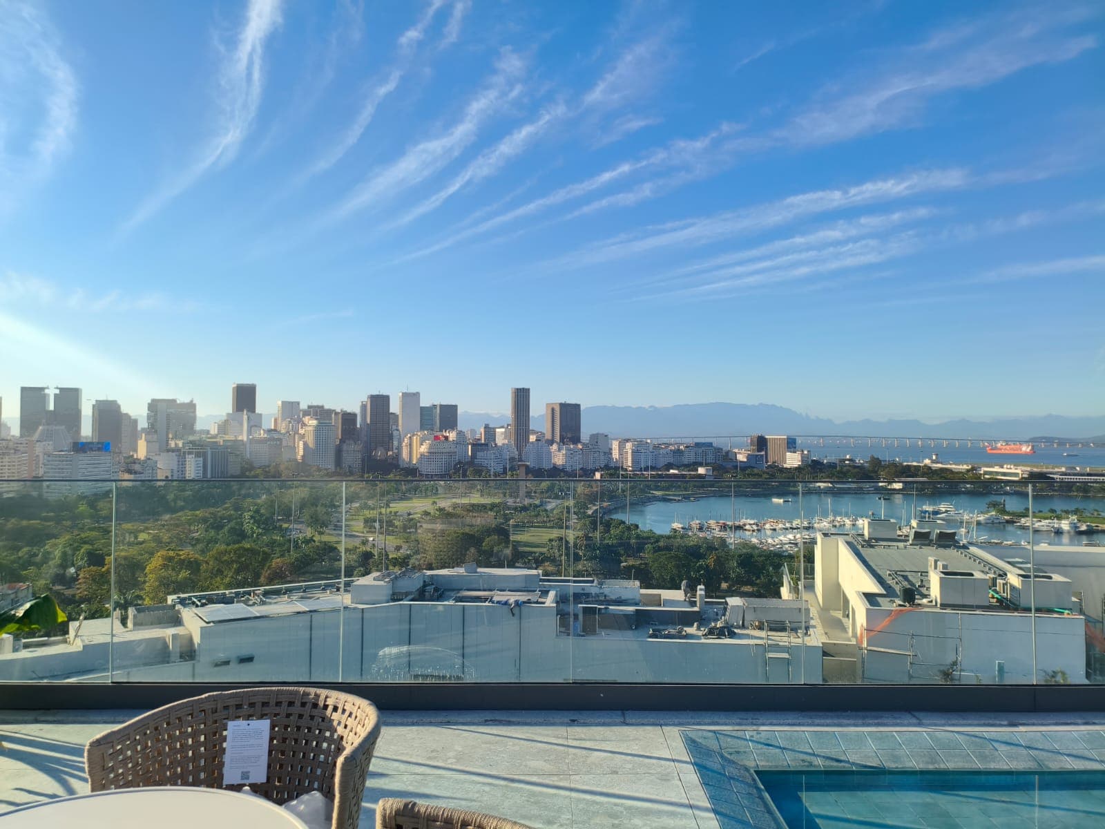 Vista panorâmica da cidade e da baía a partir da cobertura.